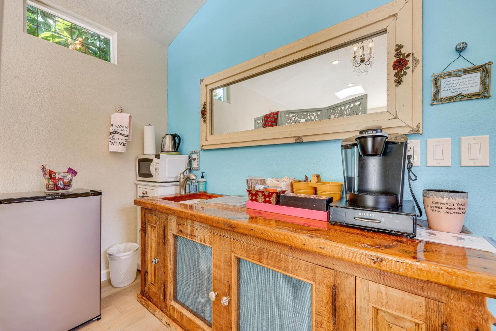 Holiday home Romantic Casita With Garden And Deck 2 Miles To Plaza!