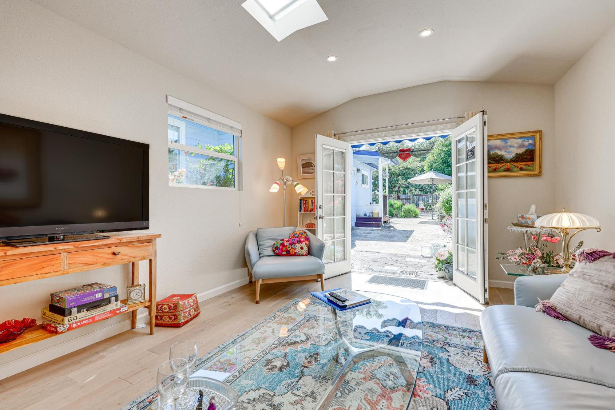 Holiday home Romantic Casita With Garden And Deck 2 Miles To Plaza!