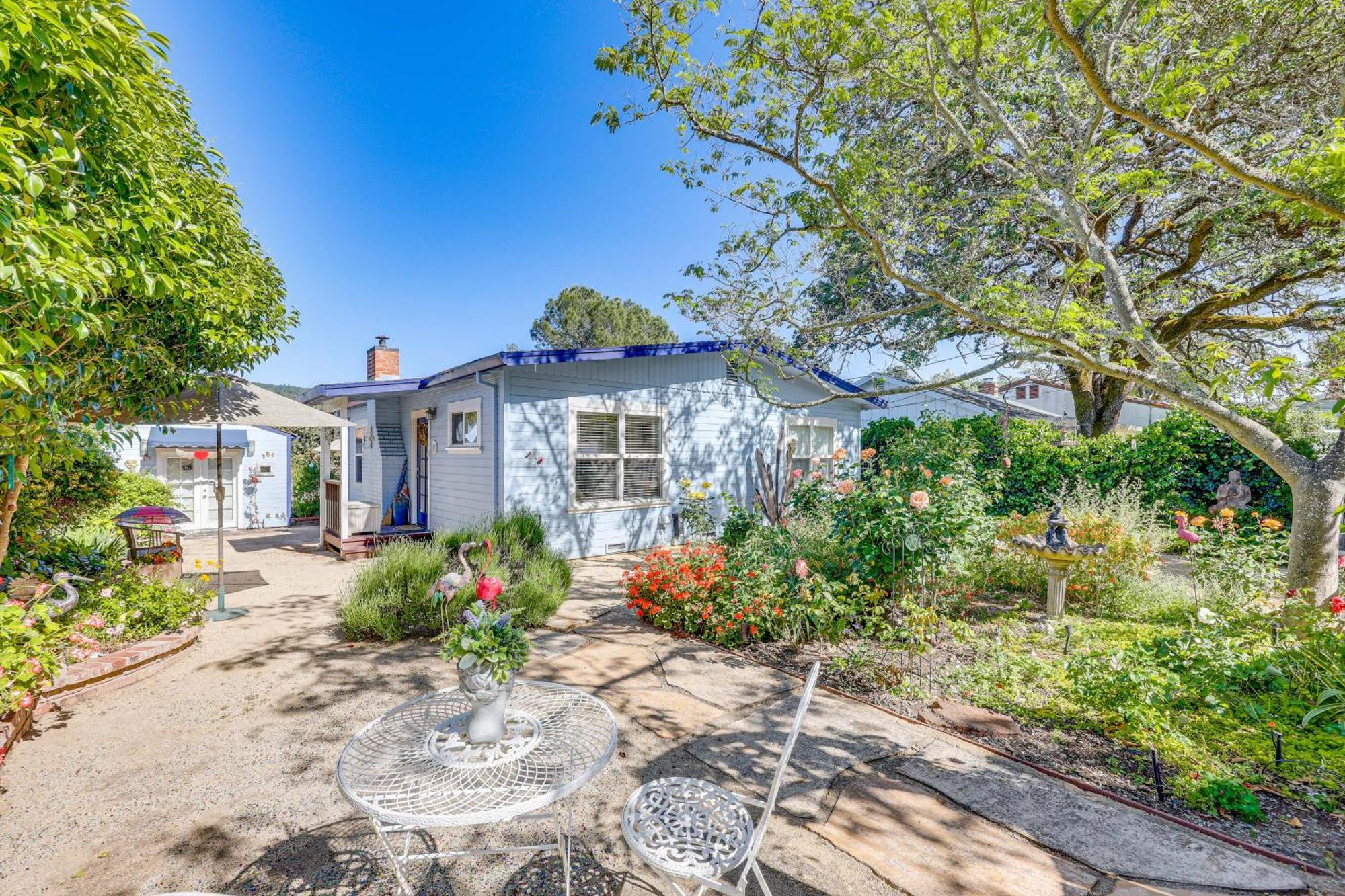 Romantic Casita With Garden And Deck 2 Miles To Plaza! Holiday home