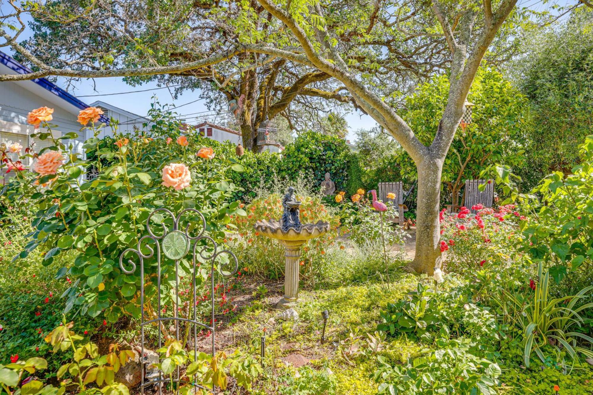 Romantic Casita With Garden And Deck 2 Miles To Plaza! Holiday home