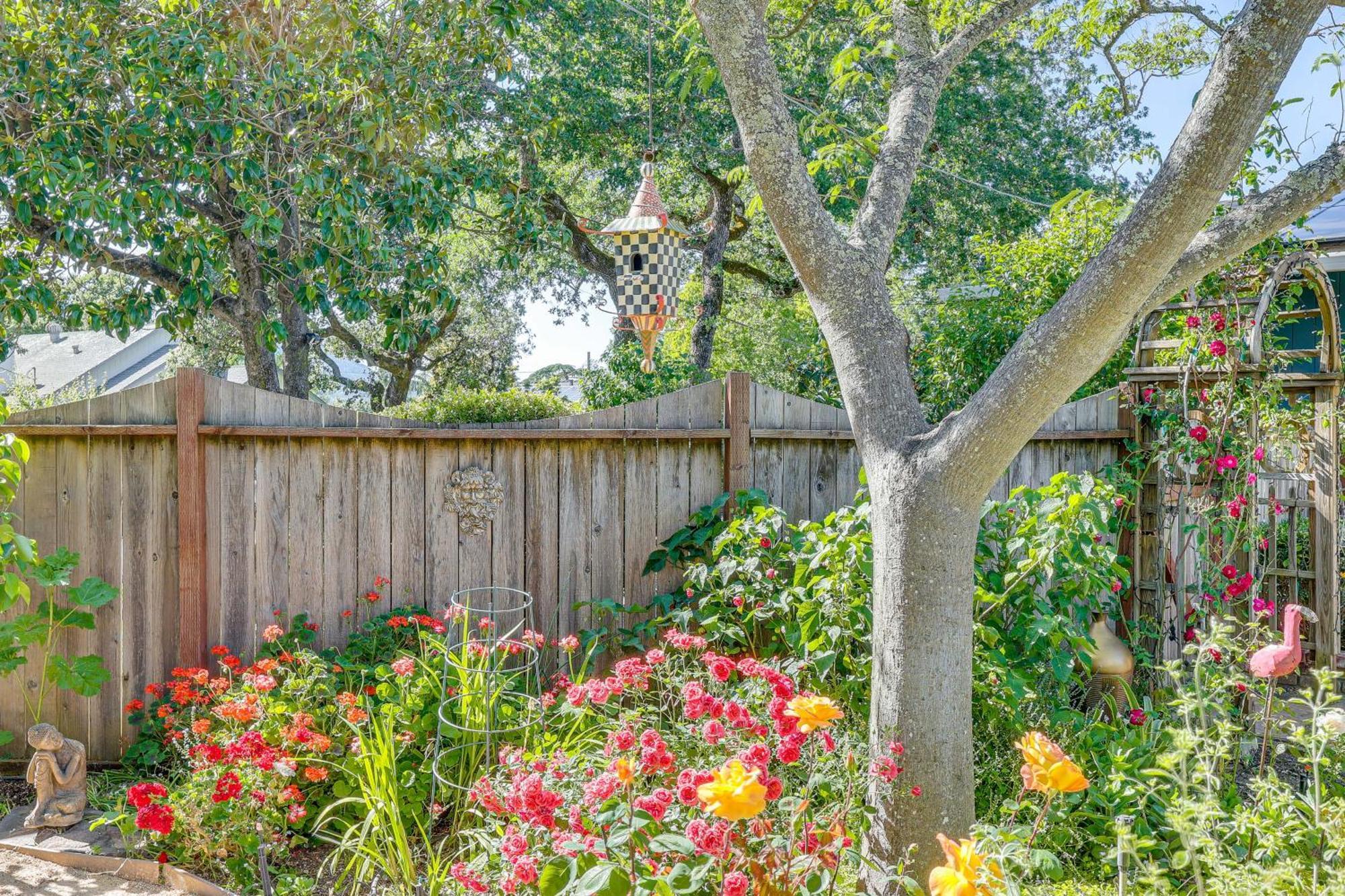 Romantic Casita With Garden And Deck 2 Miles To Plaza! Holiday home Sonoma