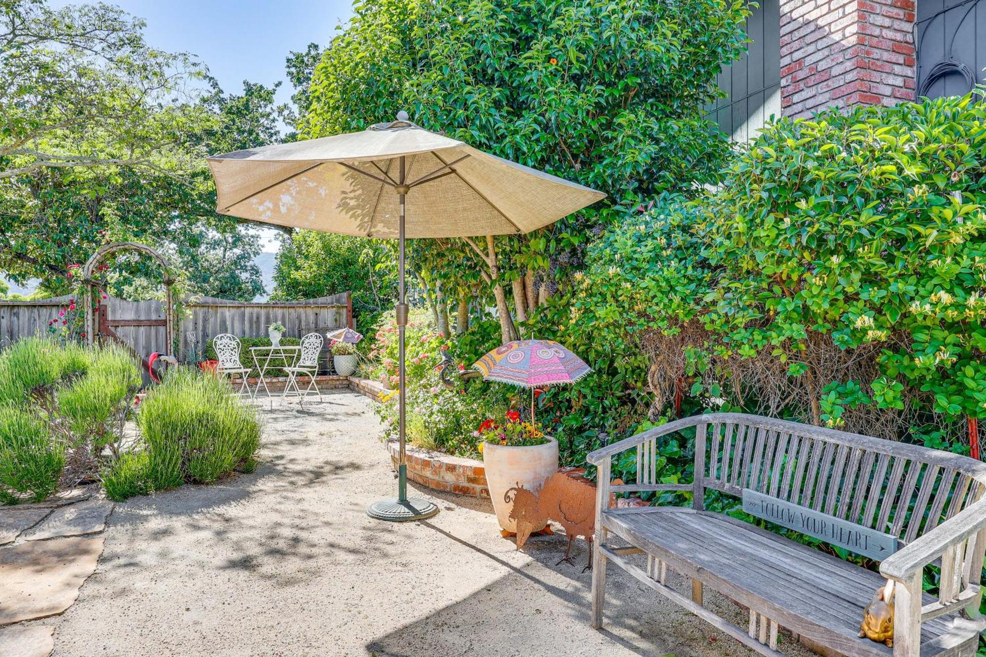 Romantic Casita With Garden And Deck 2 Miles To Plaza! Holiday home